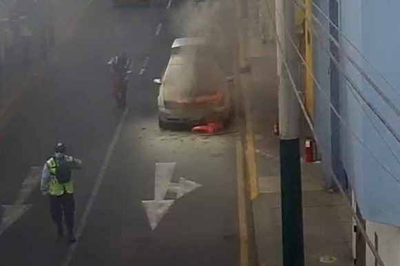 Serenazgo y Brigada de Rescate de Surco evitan explosión de auto tras apagar incendio que se produjo en el motor y alertó a los vecinos