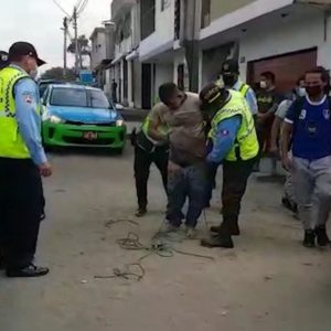 Serenos de Surco salvan a ladrón de ser quemado por vecinos que lo retuvieron a golpes en su intento por robar dentro de una casa con un arma de juguete