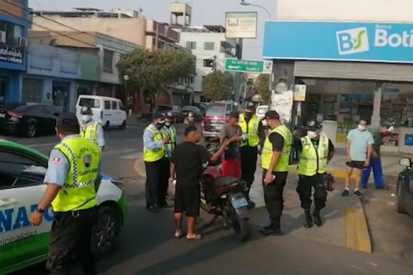 Serenos de Surco detienen a motociclista y copiloto prófugos de operativo de control de identidad tras persecución desde Los Próceres hasta San Roque