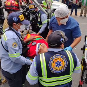 Bomberos y Brigada de Rescate de Surco auxilian a chofer atrapado en su vehículo colisionado y terminó con fractura en su pierna derecha
