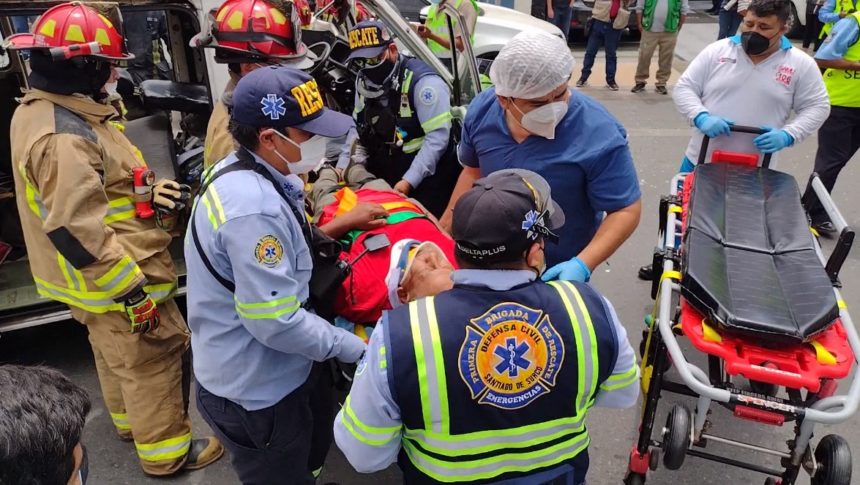 Bomberos y Brigada de Rescate de Surco auxilian a chofer atrapado en su vehículo colisionado y terminó con fractura en su pierna derecha