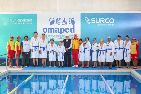 Programa Delfines de Gran Corazón de la Policía de Salvataje llega a Surco para beneficiar a integrantes de la OMAPED con clases de natación