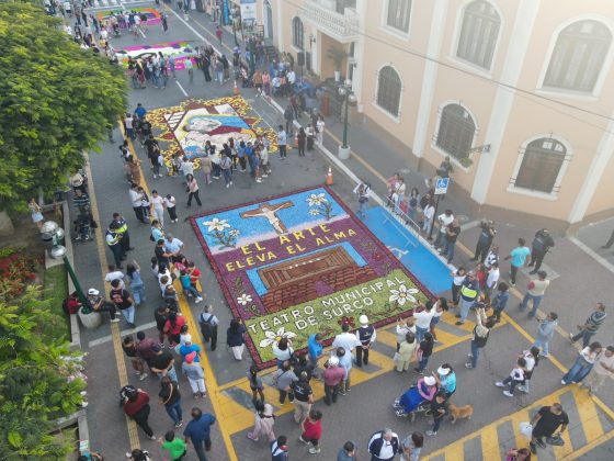 Alfombras florales llenaron de fe y color la Plaza de Armas de Surco el Viernes Santo