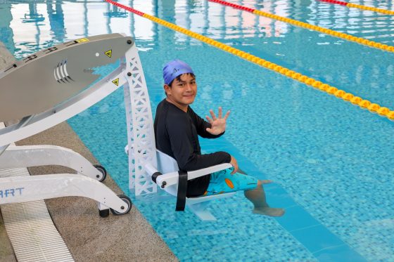 Instalan en la piscina Montjoy de Surco moderna silla elevadora para personas con discapacidad