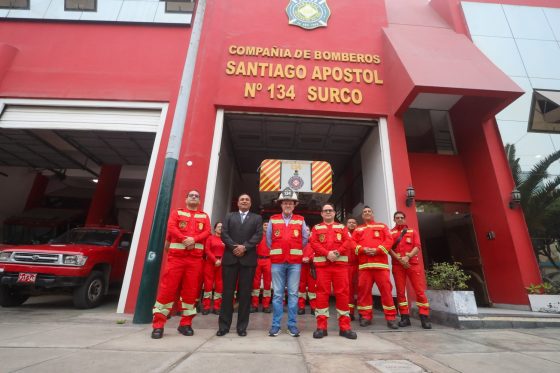 Alcalde Carlos Bruce visitó la Compañía de Bomberos 134 de Surco