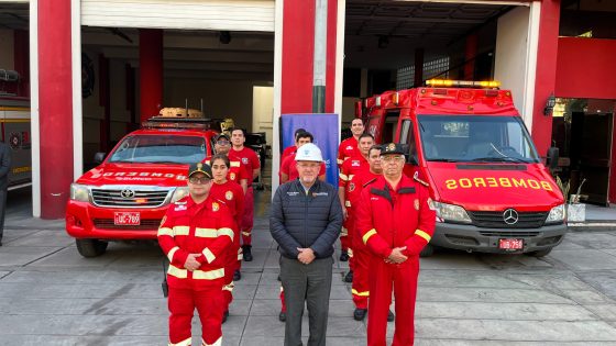 Municipalidad de Surco entrega ambulancia y camioneta a la Compañía de Bomberos Santiago Apóstol 134