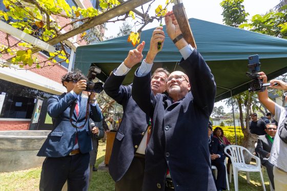 Alcalde Carlos Bruce resalta la tradición vitivinícola de Surco en la Fiesta de la Poda de la Universidad Ricardo Palma