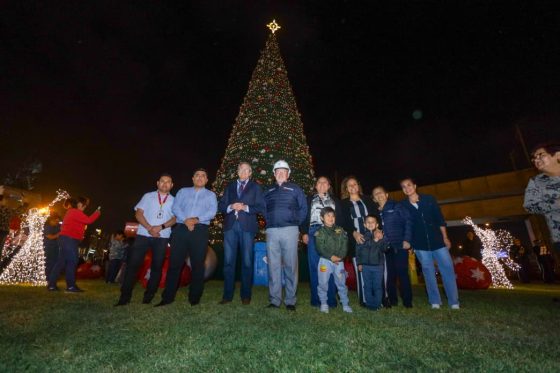 <strong>Surco inicia las festividades por Navidad con el tradicional encendido del árbol en el óvalo Higuereta</strong>