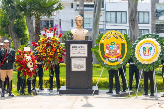 Alcalde de Surco rinde homenaje a Mariano Santos Mateo, máximo héroe de la Policía Nacional