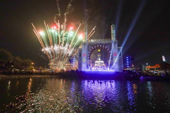 Imponente árbol navideño ilumina el Parque de la Amistad en Santiago de Surco