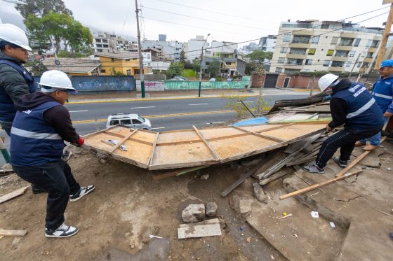 Municipalidad de Surco demuele construcciones precarias en laderas de la Av. Raúl Ferrero por alto riesgo de derrumbe