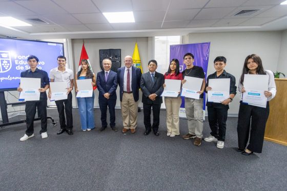 Alumnos brillantes de colegios públicos de Surco reciben becas para prestigiosas universidades