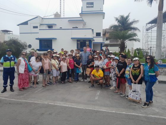 Usuarios de los Clubes del Vecino de Surco disfrutan de un día de playa en San Bartolo