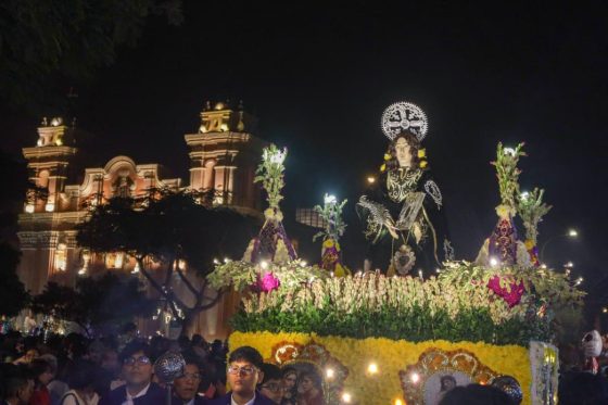 Santiago de Surco rindió homenaje al Señor de la Agonía con multitudinaria procesión en la Plaza de Armas